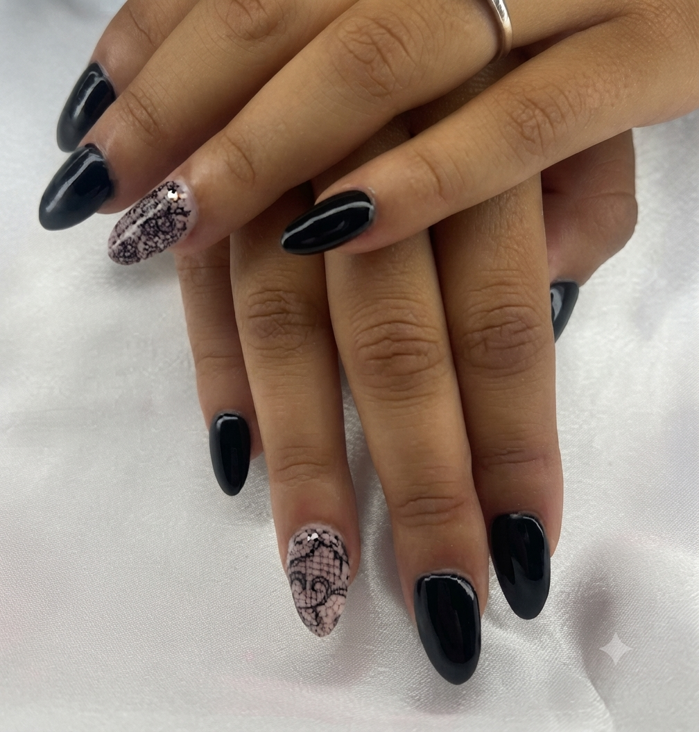 Detalhe de unhas em rosa com glitter e anel