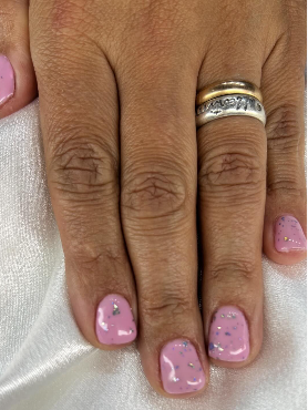 Unhas pretas com detalhe em glitter rosa