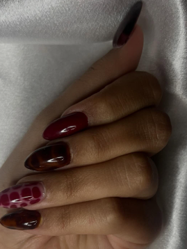Unhas em tons de bordô e caramelo