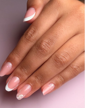 French manicure clássica em branco