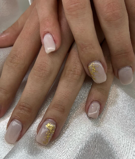 Unhas nude com detalhe dourado