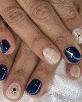 Unhas azul-noite com estrelas douradas