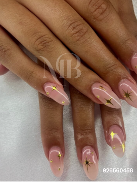 Unhas nude com estrelas e brilhantes