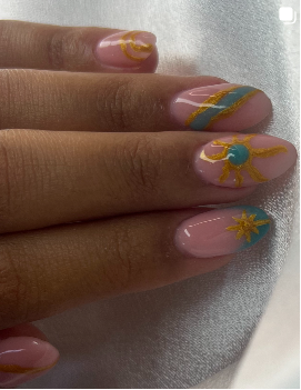 Unhas nude com traço dourado e turquesa