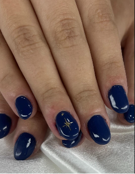 Unhas azul-marinho com detalhe metálico